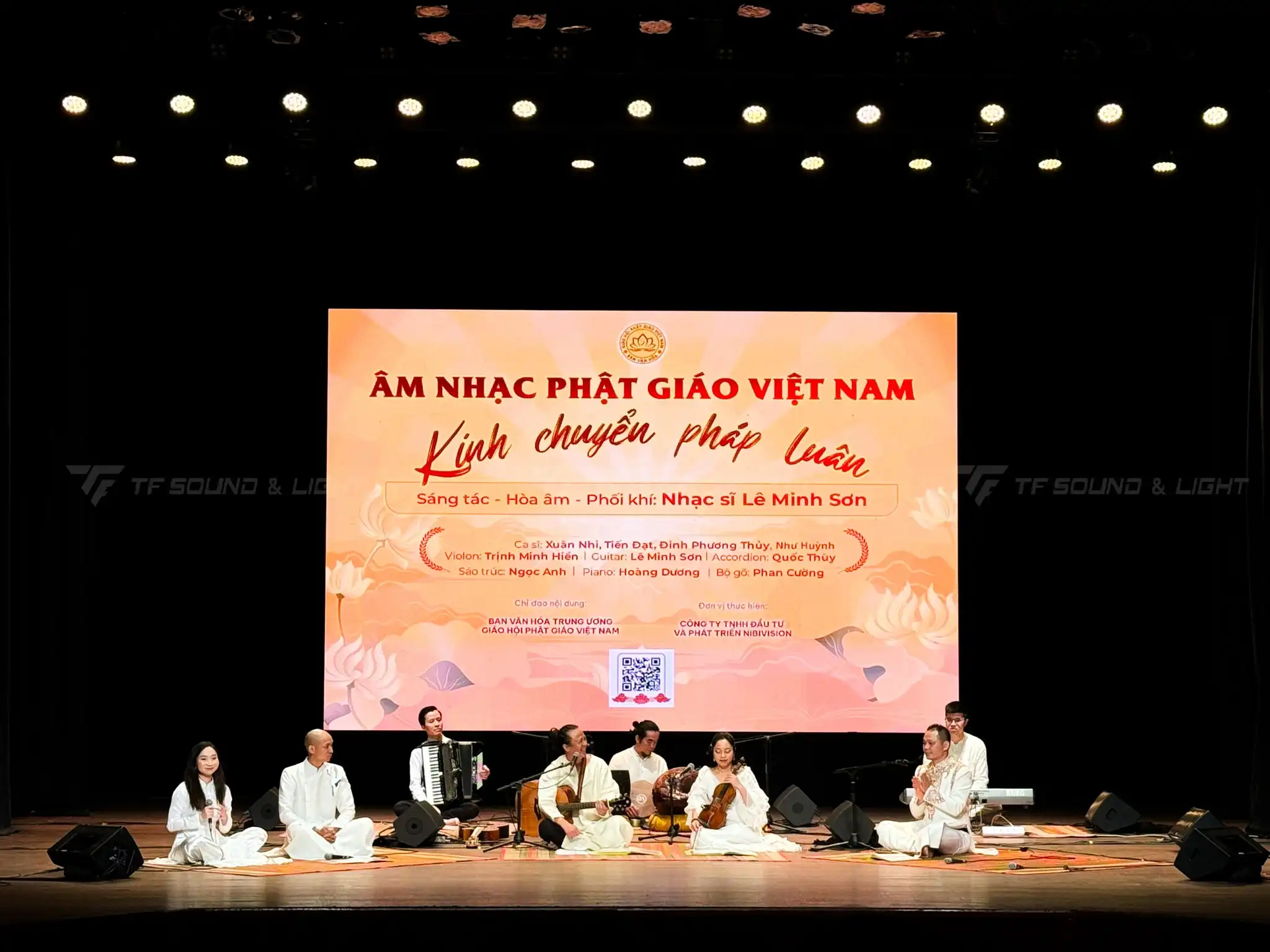 êm nhạc Âm nhạc Phật giáo Việt Nam – Kinh Chuyển Pháp Luân được tổ chức tại Nhà hát Lớn TP. HCM thu hút nhiều khán giả các thế hệ đến thưởng thức đêm nhạc đặc biệt.